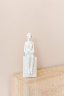 ESCULTURA MULHER EM POLIRRESINA