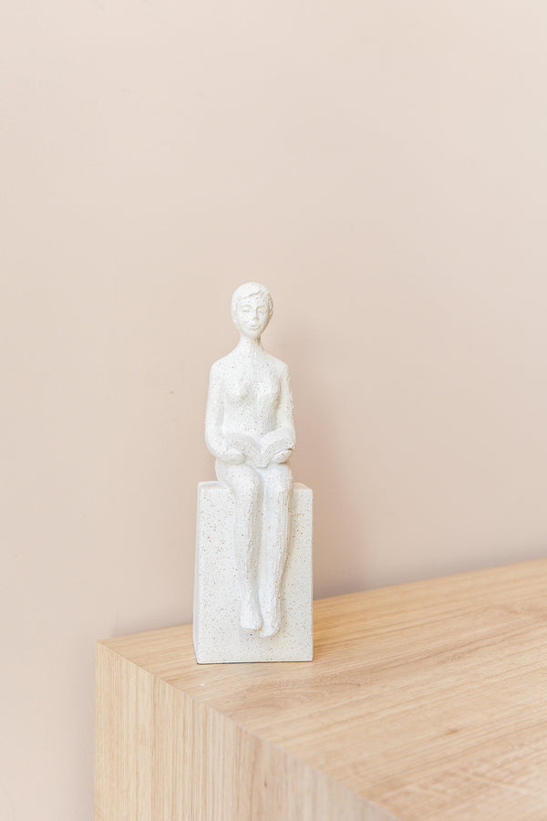 ESCULTURA MULHER EM POLIRRESINA