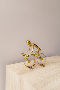 ESCULTURA CICLISTA DOURADA - Cactos da Maricota