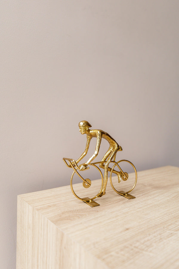 ESCULTURA CICLISTA DOURADA - Cactos da Maricota