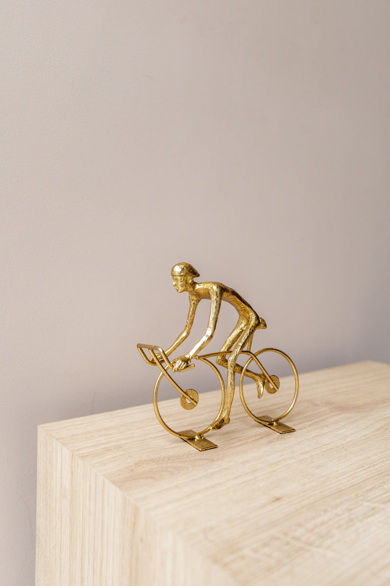 ESCULTURA CICLISTA DOURADA - Cactos da Maricota
