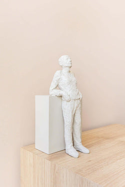 ESCULTURA PESSOA EM PÉ
