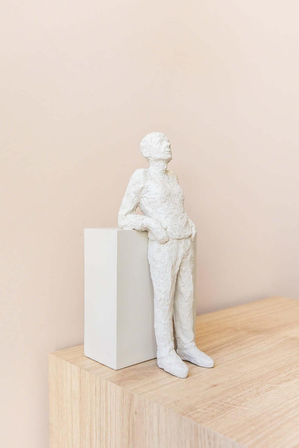 ESCULTURA PESSOA EM PÉ
