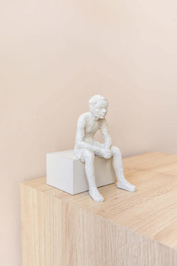 ESCULTURA PESSOA SENTADA