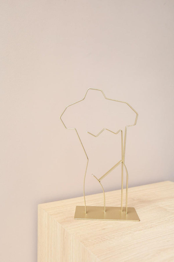 ESCULTURA MAN BODY DOURADA Cactos da Maricota