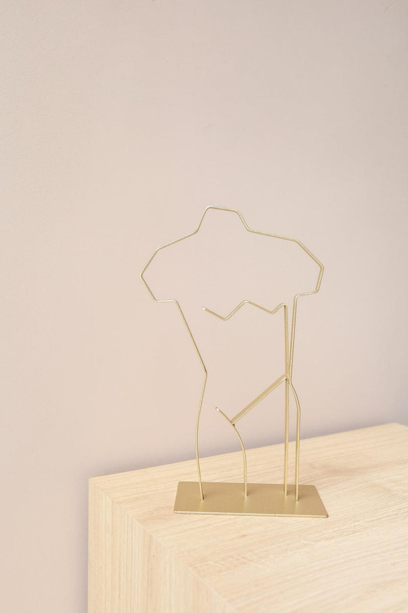 ESCULTURA MAN BODY DOURADA Cactos da Maricota