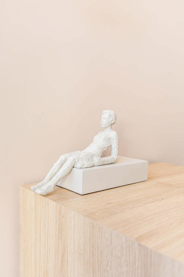 ESCULTURA PESSOA DEITADA Cactos da Maricota