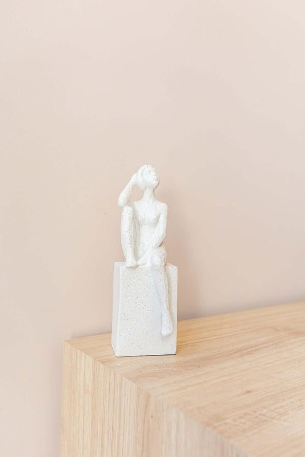ESCULTURA MULHER EM POLIRRESINA